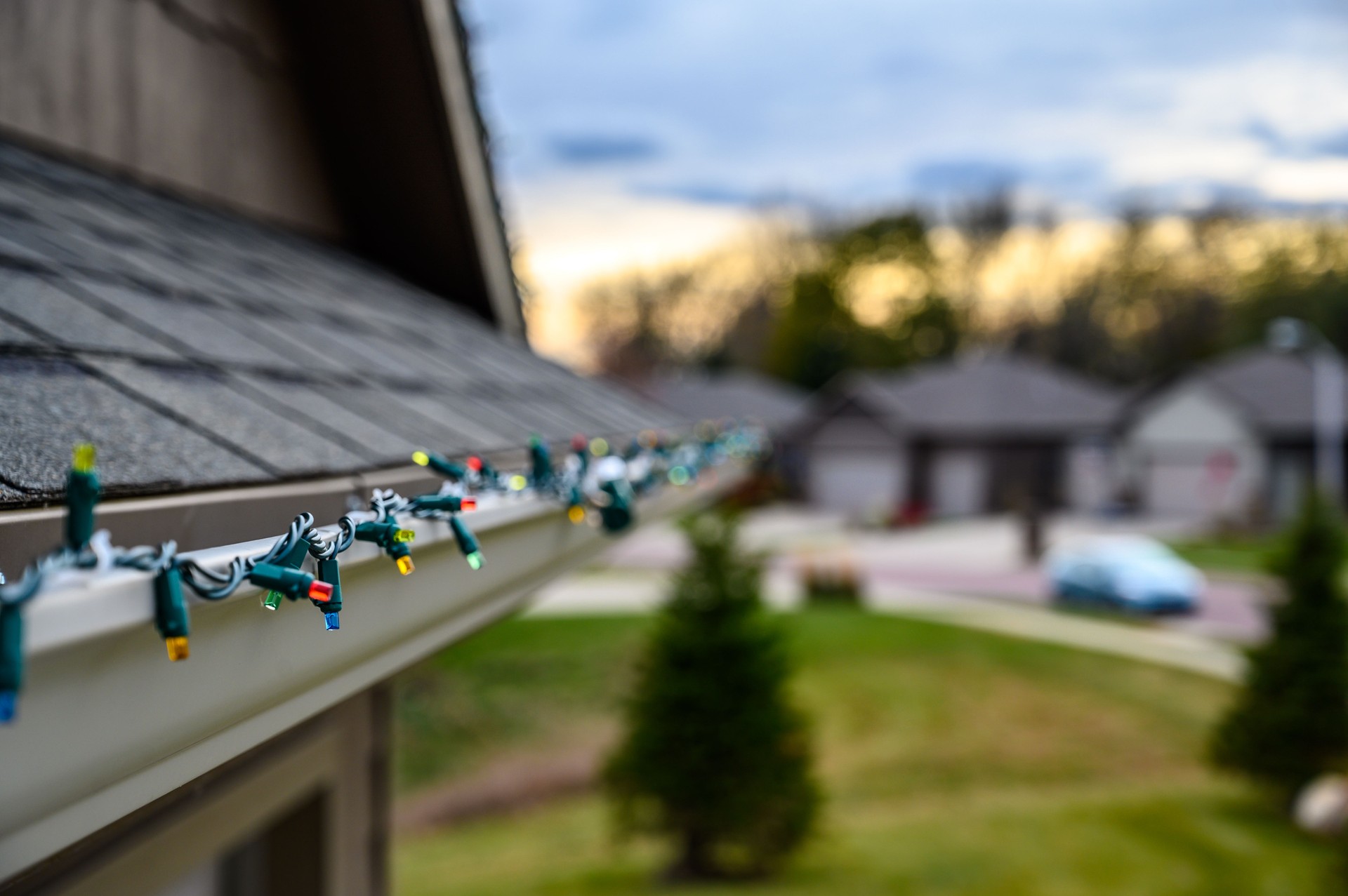 Hanging Christmas lights on gutter with plastic clips